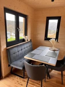 Hemfurth-EderseeFerienresort Edersee GmbH的一间带桌椅和窗户的用餐室