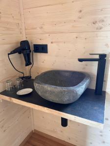 Hemfurth-EderseeFerienresort Edersee GmbH的一个带石制水槽的柜台浴室