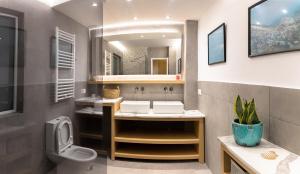 海若克利欧Artistic Getaway Home - Super Central的一间带水槽和卫生间的浴室