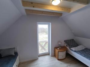 尼彻兹Baltic Rafa的客房设有两张床和窗户。