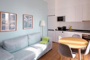 里斯本Apartment Ajuda Tagus River View的带沙发和桌子的客厅以及厨房。