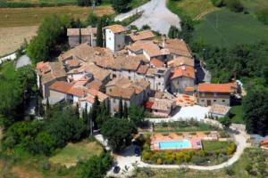 斯波莱托Casa Borgo Marco e Cristina的享有带游泳池的房屋的空中景致