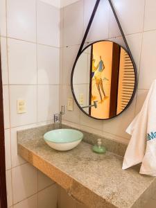 普拉亚多Casa Mar的一间带碗水槽和镜子的浴室