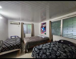 科隆Casa de Campo, frente a la playa Skybluebyguanche的一间卧室设有两张床和窗户。