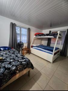 科隆Casa de Campo, frente a la playa Skybluebyguanche的一间卧室设有两张双层床和一扇窗户。