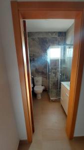 明德卢Apartamento F3, Lazareto - Mindelo的一间带卫生间和水槽的小浴室
