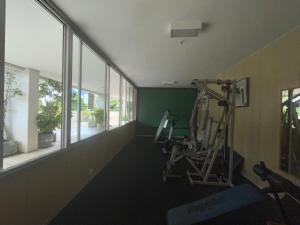 里约热内卢Duas Suítes e o Cristo Redentor的一间设有跑步机和窗户的健身房