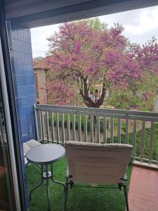 查韦斯Casa Valadim的树上阳台的桌子和椅子