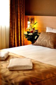 安卡拉斯塔顿酒店的酒店客房,配有带两条毛巾的床