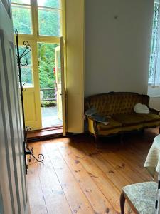 纳文丘夫Willa Starówka的带沙发和木地板的客厅