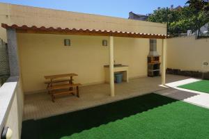 阿马多拉Sunny Home的庭院设有野餐桌和长凳