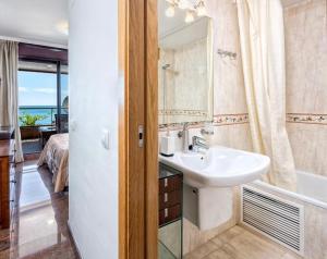 福恩吉罗拉Buena vista的一间带水槽和镜子的浴室以及一张床