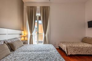圣塞韦罗B&B della Stazione的一间卧室设有两张床和窗户。