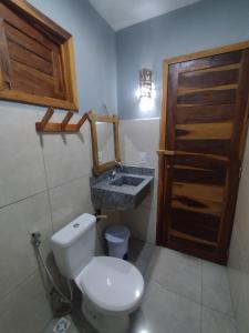 路易斯科雷亚Pousada Villa Coqueiro的一间带卫生间和水槽的浴室