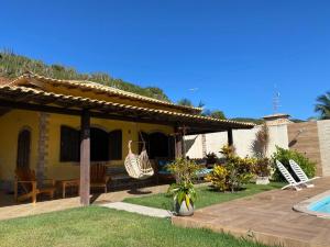 布希奥斯Casa Três Amores的一座带庭院和游泳池的房子