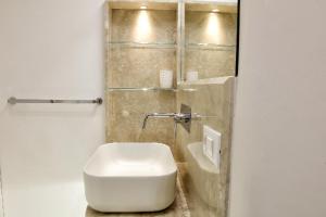 法维尼亚纳AFFITTACAMERE I PACIORRA的一间带白色水槽和小便室的浴室