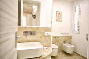 法维尼亚纳AFFITTACAMERE I PACIORRA的一间带水槽、浴缸和卫生间的浴室