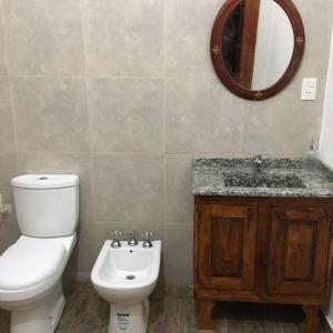 奇莱西托Sayani Posada的一间带卫生间、水槽和镜子的浴室