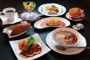 MifuneYuuwa Guesthouse的餐桌,饭盘和汤碗