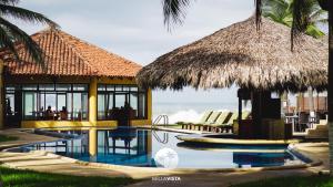 锡瓦塔塔内霍Hotel Bella vista的一个带游泳池、椅子和小屋的度假酒店