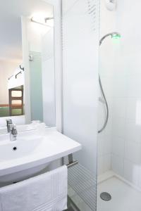 瓦朗斯瓦朗斯宜必思快捷酒店的一间带水槽和淋浴的浴室