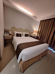 库塔Horison Kuta Bali的一间卧室,卧室内配有一张大床