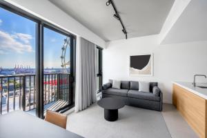墨尔本Nesuto Docklands的带沙发和大窗户的客厅