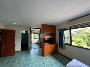 Ban Khok KroatBaan Wang Bua的客房设有床、电视和窗户。