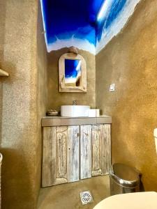伊拉克利亚岛Villa Zografos的浴室设有水槽和带镜子的台面