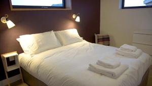 威克Jog Lodge 20 - 3 Bed Sea-View的床上铺有白色毛巾的床