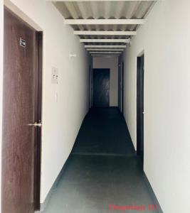 布加Hospedaje DJ的空洞的走廊,有走廊