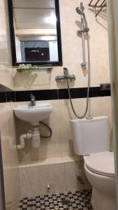 香港富都賓館 Fu Dou Guest House的一间带水槽、卫生间和镜子的浴室