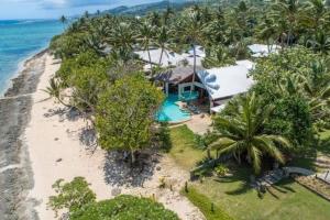 TanganggeThe Jewel of The Coral Coast的海滩上房屋的空中景致