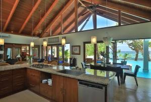 TanganggeThe Jewel of The Coral Coast的厨房和客厅,享有海景