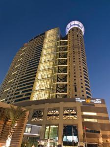 阿布扎比Grand Millennium Al Wahda Executive Apartments的一座高大的建筑,上面有一个圆顶