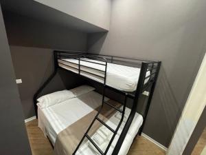 塔兰托B&B Miramare Suite Borgo的客房内的两张双层床