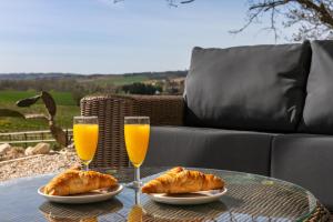 洛特河畔卡斯泰尔莫龙蓝宝旅馆的一张桌子,上面放着两杯橙汁和羊角面包