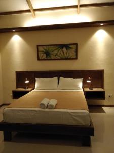 BilarForest garden residence的一间卧室配有一张带两个白色枕头的大床