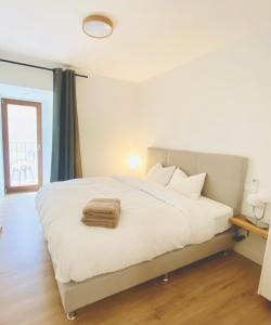 马略卡岛帕尔马Hotel Apartment with 2-en suite Bedrooms的卧室配有白色的床和毛巾