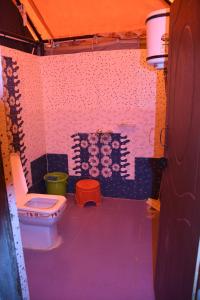 穆克缇斯瓦FOREST ACRES CAMPS的客房内的卫生间