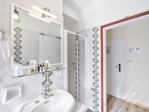 加尔达圣马可酒店的白色的浴室设有水槽和镜子