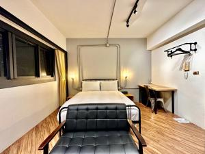 台中市小鹿 Homestay的一间卧室配有一张床、一张书桌和一个窗户。