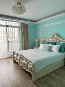 马公星乐民宿 的一间卧室配有一张大床、蓝色的墙壁和吊灯。