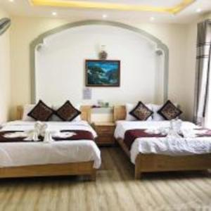 邦美蜀Kim Ngân Hotel Buôn Ma Thuột的一间酒店客房,房间内设有两张床