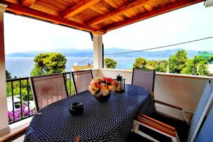 斯普利特卡Seaview Residence的海景阳台上的桌子