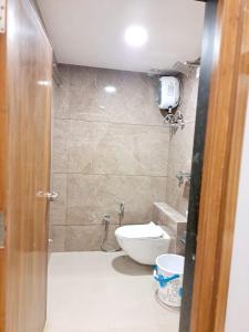 艾哈迈达巴德Hotel Pratham Inn的一间带卫生间和水槽的浴室