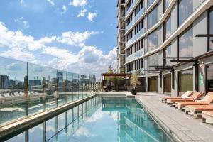 布里斯班CASSA EMPORIUM - City-View Apartments Managed by The Cassa的建筑物屋顶上的游泳池