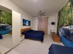 特伦托海王星住宿加早餐旅馆的一间卧室配有蓝色的床和镜子