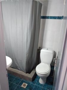 科莫蒂尼VagelisHome的浴室配有白色卫生间和盥洗盆。