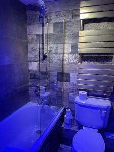 温德米尔Glenville House - Adults Only - Incl FREE off-site health club with swimming pool, hot tub, sauna & steam room的带浴缸、卫生间和淋浴的浴室。